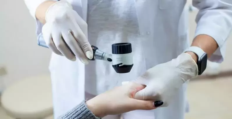 Patient mit Warzen, der sich einer diagnostischen Untersuchung durch einen Dermatologen unterzieht